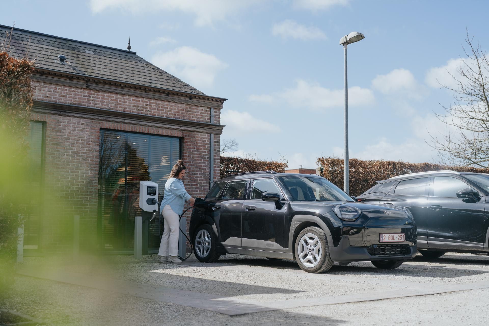 Werknemer Laad Auto Op Parking